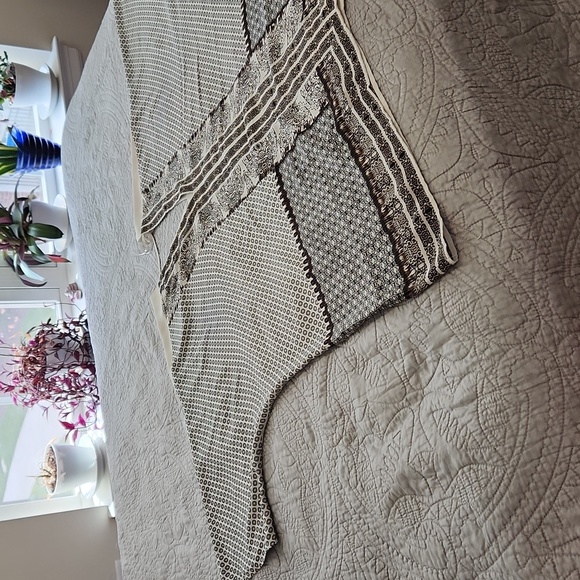 Rose & Olive Elegant Black and White Women's Top - Picture 2 of 7